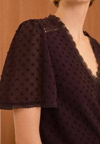 Love & Roses DOBBY FLUTTER SLEEVE - Pluus - red