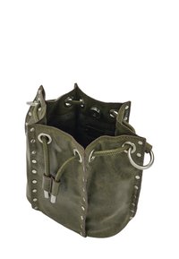 Zielona skórzana torba typu bucket z srebrnym okuciem, w tym przelotkami i zapięciem na sznurek. Miękka faktura; nieustrukturyzowany kształt. Otwarty górny design.