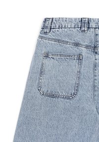 Jean en denim bleu clair avec une finition texturée, comportant une seule poche arrière et des détails de couture standards.