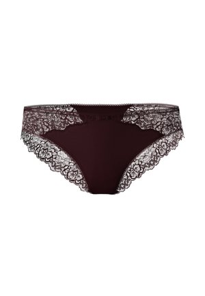 Bordeaux kant afgewerkte slip met bloemige kantaccenten en een lichaam van effen stof. Kenmerkt zich door een gegolfde rand en delicate stiksels langs de tailleband.