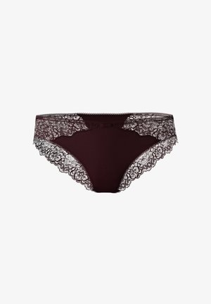 Bordeaux kant afgewerkte slip met bloemige kantaccenten en een lichaam van effen stof. Kenmerkt zich door een gegolfde rand en delicate stiksels langs de tailleband.