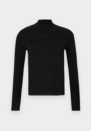 Crna majica dugih rukava s visokim ovratnikom, izrađena od glatkog, rastezljivog materijala. Na prsima se nalazi minimalistički logo. Prilagođeni kroj.