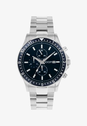 RVS-horloge met een donkerblauwe wijzerplaat, drie subdialen, zilveren uurmarkeringen, lumineuze wijzers en een armband-stijl band.