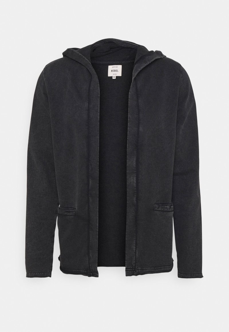 Veste noire à capuche, ouverte sur le devant, à manches longues avec deux poches avant, suspendue devant un fond blanc.