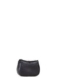 Borsa a tracolla in pelle nera con forma arrotondata, texture liscia e chiusura a pattina. Presenta accessori metallici sulle cinghie.