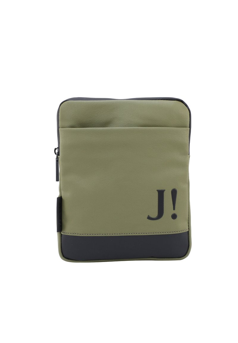 Borsa di tessuto verde con una parte inferiore nera, una tasca con zip sul fronte e un prominente logo nero "J!" sul davanti. Design compatto e strutturato.