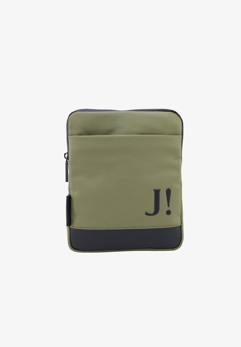 Borsa di tessuto verde con una parte inferiore nera, una tasca con zip sul fronte e un prominente logo nero "J!" sul davanti. Design compatto e strutturato.