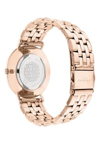 Roze goud roestvrijstalen horloge met een gestructureerde schakelarmband, ronde kast en een heldere achterzijde die het merk en de details van de waterbestendigheid toont.