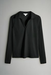 Maglietta nera a maniche lunghe con colletto e scollo a V profondo, realizzata in tessuto liscio. Design semplice senza motivi o accenti visibili.