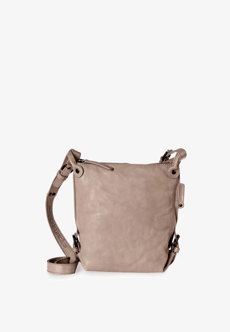 Ledertasche in hellem Beige mit einem oberen Reißverschluss, verstellbarem Schulterriemen und subtiler Textur mit minimalem Beschlag.