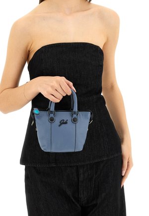 Borsa a tracolla blu in pelle con superficie texturizzata, due manici corti e dettagli neri. Presenta un logo e un piccolo elemento decorativo.