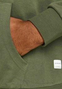Jack & Jones JJEBASIC HOOD - Džemperis ar kapuci - forest night