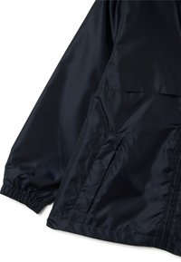 Marineblaue wasserdichte Jacke mit elastischen Bündchen, ausgestattet mit einer Seitentasche und einer glatten, glänzenden Textur. Einfaches Design ohne auffällige Muster.