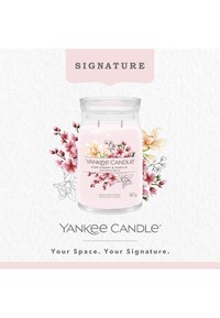 Yankee Candle SIGNATURE LARGE JAR PINK CHERRY VANILLA - Świeca zapachowa