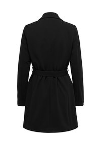 Černý kabát po kolena s dlouhými rukávy, límcem a páskem v oblasti pasu, zobrazený zezadu na bílém pozadí.