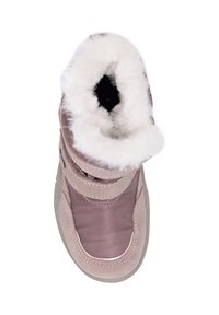 Różowe buty z tkaniny z miękkim białym futerkiem w środku, o zaokrąglonym kształcie i regulowanymi paskami dla pewnego dopasowania. Płaska podeszwa i wyściełane wnętrze.