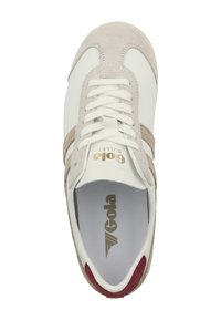 Sneaker in pelle bianca con accenti in suede beige, punta tonda, lacci bianchi, logo dorato e una soletta testurizzata con il nome del marchio.
