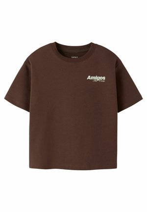 Bruine korte mouwen t-shirt met ronde hals en witte tekst "Amigos The Crew" bedrukt op de linker borstzijde.