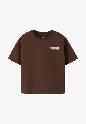 Braunes T-Shirt mit kurzen Ärmeln, Rundhalsausschnitt und weißem Text „Amigos The Crew“ auf der linken Brustseite bedruckt.