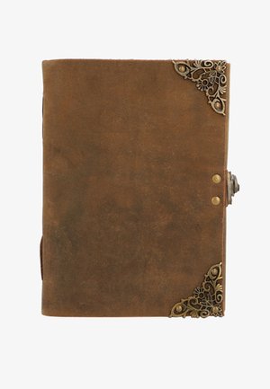 Brun lædernotebook med dekorative metalhjørner, brasslås og en struktureret overflade.