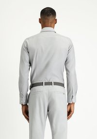 Lichtgrijs langmouwshirt met een slim fit, uitgerust met een klassieke kraag en knoopmanchetten, gecombineerd met bijpassende broek en een geweven riem.