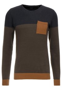 Stickad tröja med en färgblockdesign i mörkblått, olivgrönt och brunt. Inkluderar en patchficka i brunt och ribbade ärmslut.