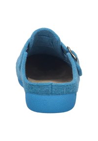 Chausson en feutre bleu avec une finition texturée, dos ouvert et boucle réglable. Semelle en caoutchouc durable, offrant stabilité et confort.