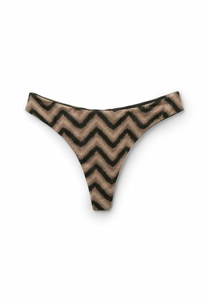 Culotte string à motif chevron marron et noir étalée à plat sur un fond blanc.