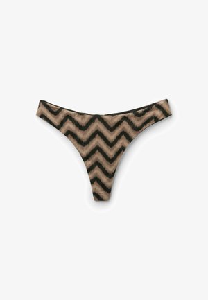 Culotte string à motif chevron marron et noir étalée à plat sur un fond blanc.