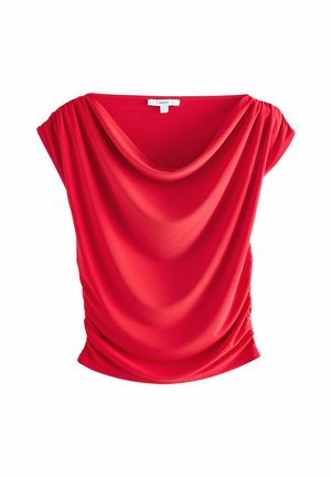 Haut drapé rouge en tissu lisse. Doté d'un grand décolleté, de manches courtes et de détails froncés sur les côtés pour une texture ajoutée.