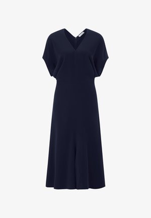 Temno modra obleka z V-izrezom, kratkimi napihnjenimi rokavi in poudarjenim pasom, z razširjeno krilom, ki sega do polovice meč.