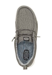 Scarpa slip-on grigia con texture e lacci elastici. Presenta una soletta a motivi blu e il logo del brand. Suola in gomma per una maggiore aderenza.