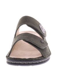 Olijfgroene sandaal met twee gestructureerde banden, verstelbare klittenbandsluiting en een zilveren accentknop. De zool heeft een zwarte rubberen basis.