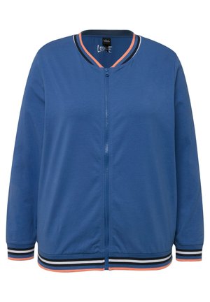 Modrá bomber jacket s obousměrným zipem, kontrastním žebrovaným límcem a pruhovanými manžetami s černými, bílými a oranžovými akcenty. Měkká textilie.