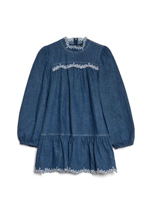Denimkjole med lange pufferm ermer, rund hals og hvit brodert bølget kant. Har en lagdelt volangkant nederst for ekstra detalj.