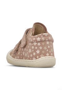 Scarpa in suede rosa con cinturino in velcro, caratterizzata da un motivo di stelle bianche, punta arrotondata e suola in gomma testurizzata. Vista da dietro.