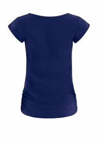 Top bleu marin cu mâneci scurte, cu decolteu rotund și detalii pliate pe laterale. Fabricat dintr-un material moale și neted, cu o siluetă ajustată.
