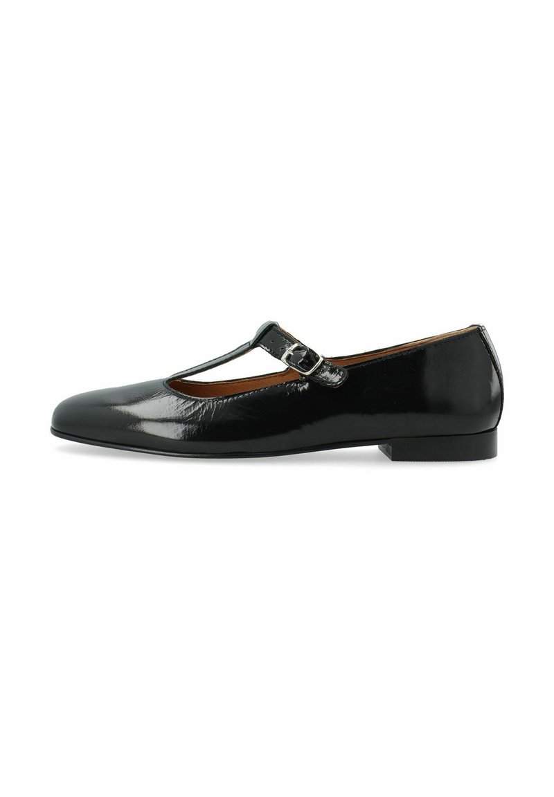 Scarpa Mary Jane in pelle verniciata nera con punta arrotondata, design a t-strap e piccolo dettaglio con fibbia. Sole piatto con tacco minimale.