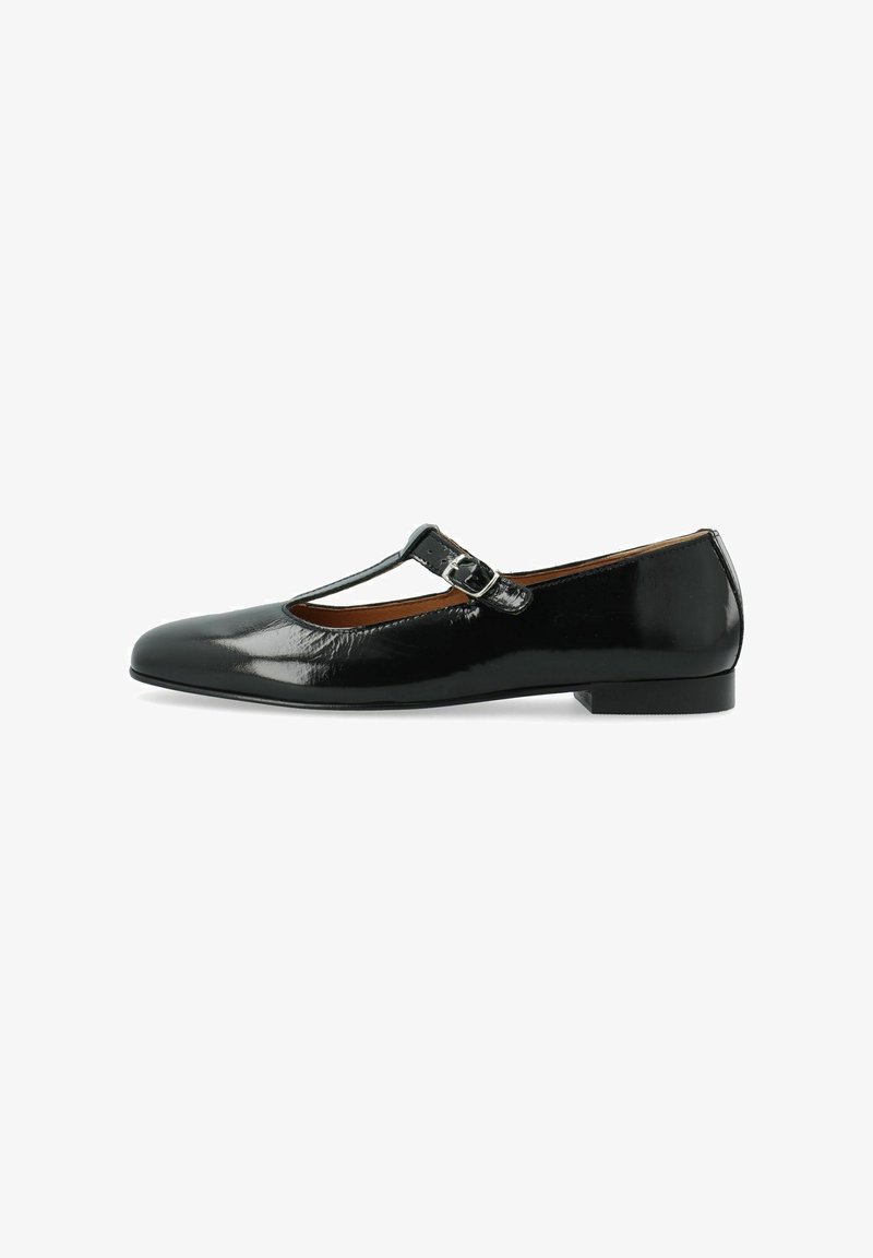 Scarpa Mary Jane in pelle verniciata nera con punta arrotondata, design a t-strap e piccolo dettaglio con fibbia. Sole piatto con tacco minimale.