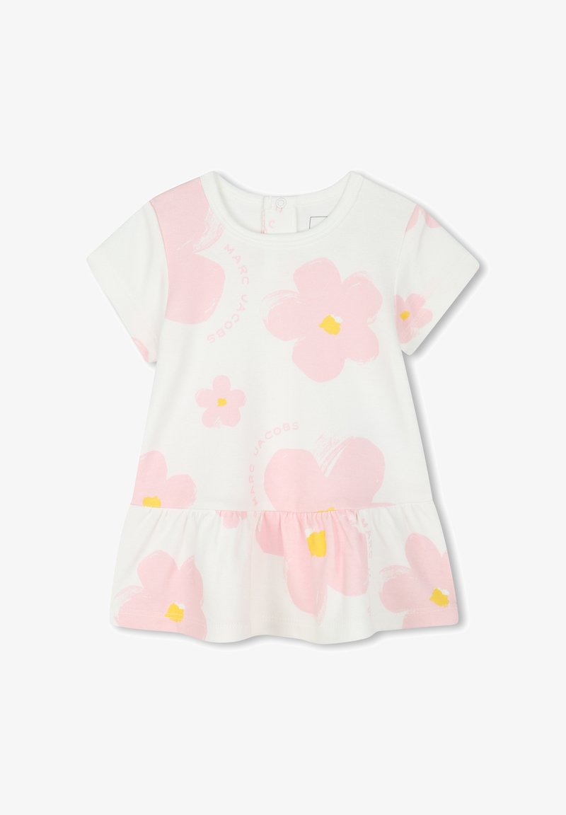 Abito bianco di cotone con maniche corte, caratterizzato da grandi motivi floreali rosa con centri gialli. L'orlo della gonna con volant aggiunge dettagli e texture.