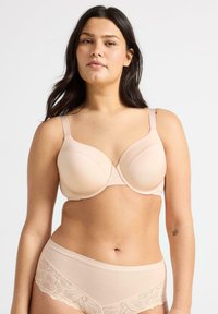 Reggiseno beige con coppe lisce e imbottite e spalline regolabili; abbinato a mutandine a vita alta con bordo in pizzo floreale.