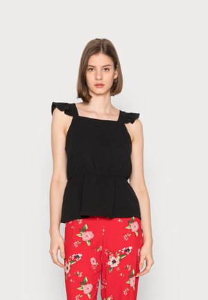 Top peplum preto com alças franzidas, tecido texturizado e corpete ajustado, combinado com calças vibrantes com estampado floral vermelho.