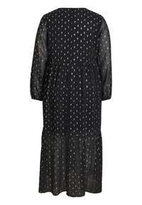 Vestido negro con mangas transparentes de tres cuartos, dobladillo en capas y un patrón de diamantes plateados por todo el tejido. Tela suave con una textura ligera.