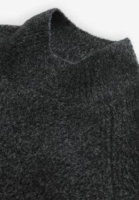 Dunkelgrauer gestrickter Pullover mit strukturiertem Finish, ausgestattet mit einem hohen Kragen und leicht geöffnetem Ausschnitt. Weicher Stoff mit gemütlichem Erscheinungsbild.