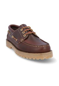 Zapato náutico de cuero marrón con punta redondeada, ojales dorados y cordones crema. Presenta una suela de goma gruesa y texturizada para mayor agarre.