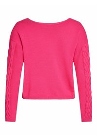 Pull tricoté rose vif à manches longues avec un motif torsadé le long des bras et un large col rond.