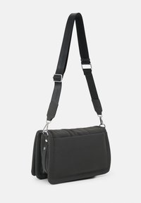 Borsa a spalla nera trapuntata di forma rettangolare, con texture imbottita, tracolla regolabile e dettagli in metallo argentato.