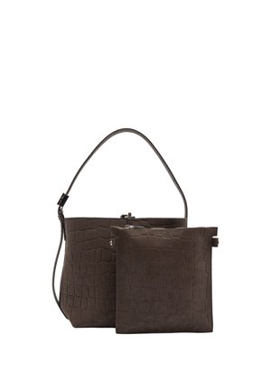 Torba na ramię z ciemnobrązowej, fakturowanej skóry z dopasowaną, odpinaną saszetką, posiadająca pojedynczy pasek i srebrne detale.