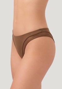 Bas de bikini marron en matériau doux et extensible. Caractéristiques d'un design taille basse avec une finition lisse et une couverture latérale minimale.
