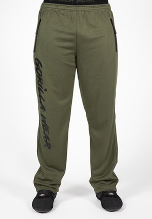 Groene sportieve broek met een mesh-textuur, zwarte zijzakken met rits en opvallende zwarte "GORILLA WEAR" branding langs het linkerpunt.